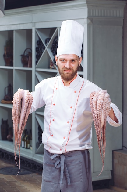 El chef está sosteniendo un pulpo.