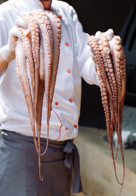 El chef está sosteniendo un pulpo.