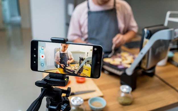 El chef está transmitiendo en vivo desde el taller cómo preparar una berenjena a la parrilla con ajo