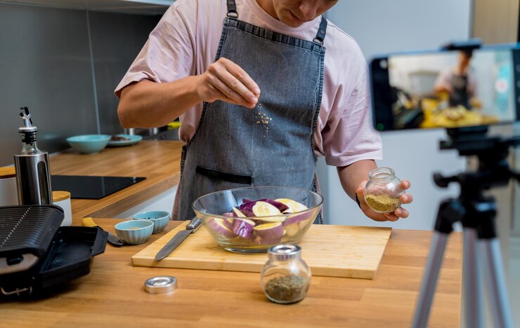 Foto el chef está transmitiendo en vivo desde el taller cómo preparar una berenjena a la parrilla con ajo
