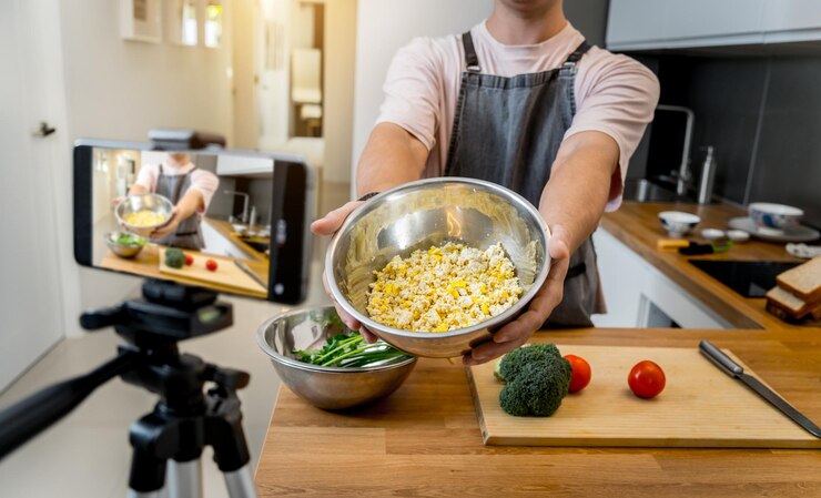 Foto el chef está transmitiendo en vivo desde el taller cómo preparar una comida vegetariana