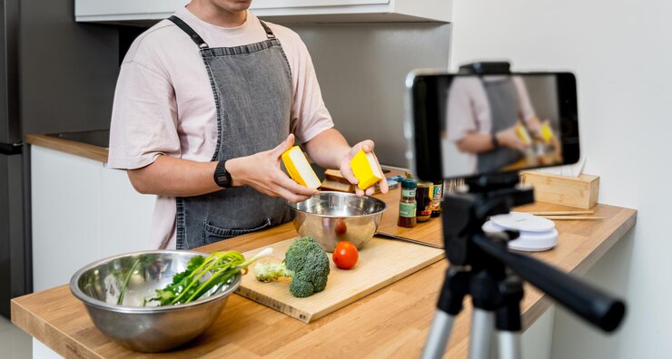 Foto el chef está transmitiendo en vivo desde el taller cómo preparar una comida vegetariana