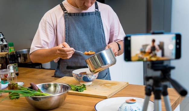 El chef está transmitiendo en vivo desde el taller cómo preparar un curry massaman vegetariano