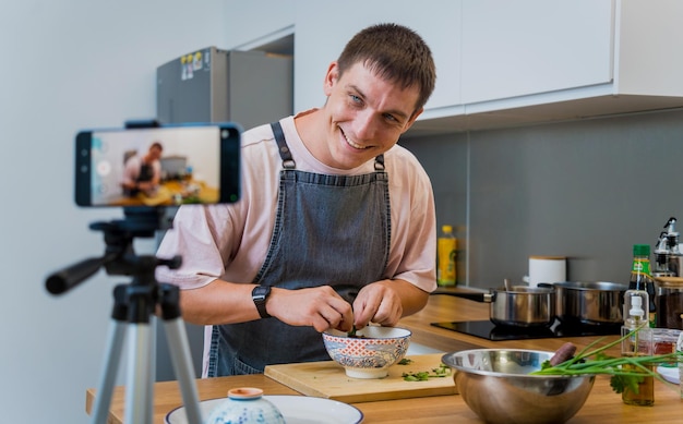 El chef está transmitiendo en vivo desde el taller cómo preparar un curry massaman vegetariano