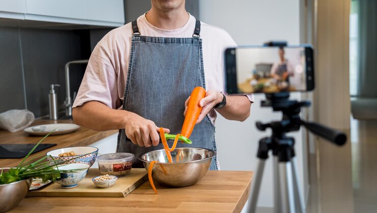 Foto el chef está transmitiendo en vivo desde el taller cómo preparar un curry massaman vegetariano