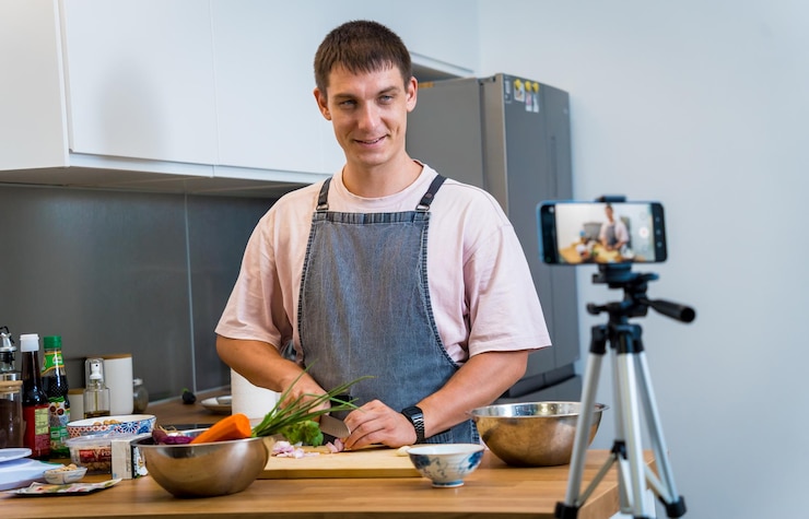 Foto el chef está transmitiendo en vivo desde el taller cómo preparar un curry massaman vegetariano