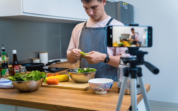 El chef está transmitiendo en vivo desde el taller cómo preparar una salada de fideos de vidrio picante