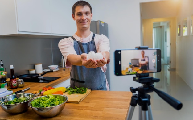El chef está transmitiendo en vivo desde el taller cómo preparar una salada de fideos de vidrio picante