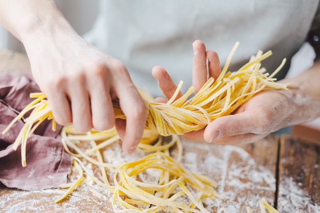 Foto chef fazendo massa italiana fresca