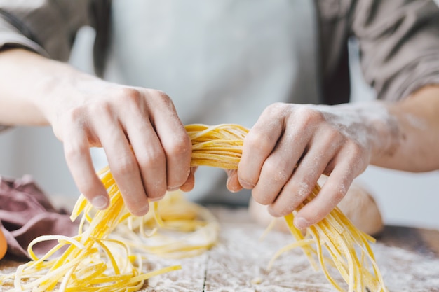 Foto chef fazendo massa italiana fresca