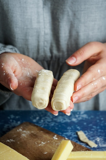 Foto chef fazendo palitos de queijo venezuelano