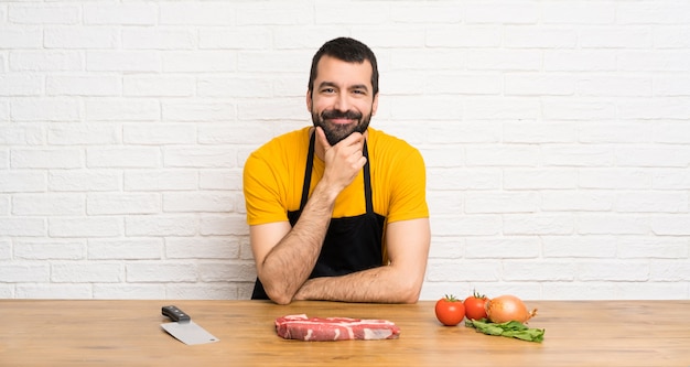 Chef feliz en una cocina