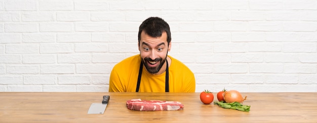 Foto chef feliz em uma cozinha