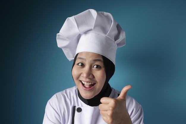 Una chef feliz muestra el gesto del pulgar hacia arriba