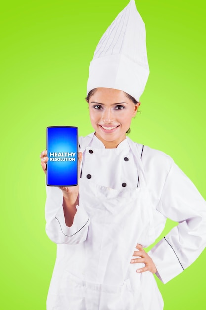 La chef femenina muestra un texto de resolución saludable en el estudio