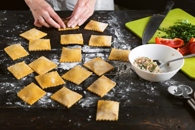 Chef feminina cozinha passo a passo o tradicional ravióli