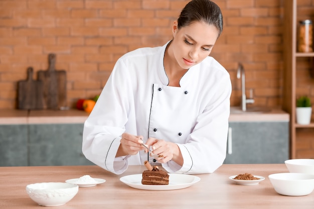 Foto chef feminina decorando sobremesa saborosa na cozinha