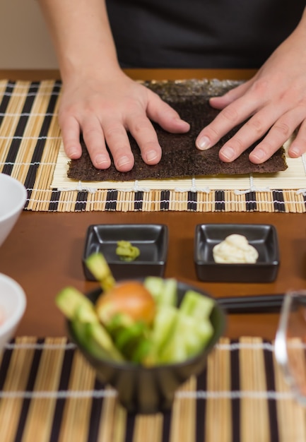 Chef feminina pronta para preparar rolos de sushi japoneses