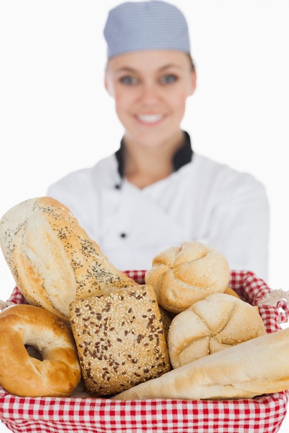 Chef feminino com vários pães na cesta