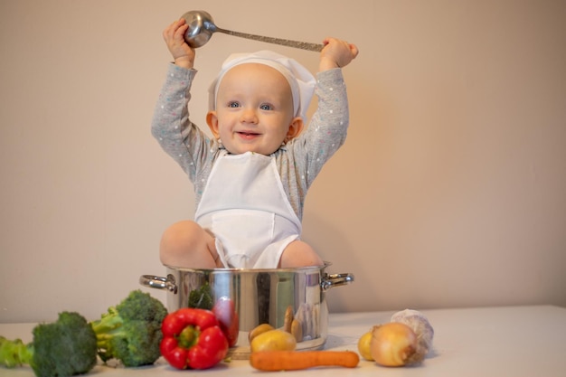 Chef feminino preparando sopa de legumes na cozinha