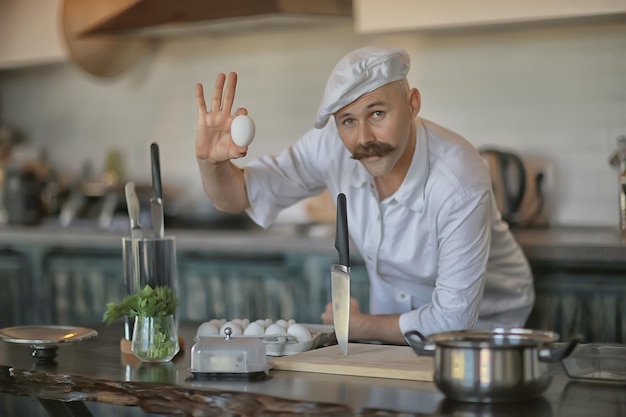 chef francés en la cocina preparando comida, cocina, alta cocina, hombre con bigote