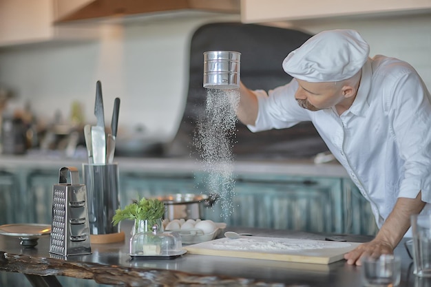 chef francês na cozinha preparando comida, cozinhando, alta cozinha, homem com bigode