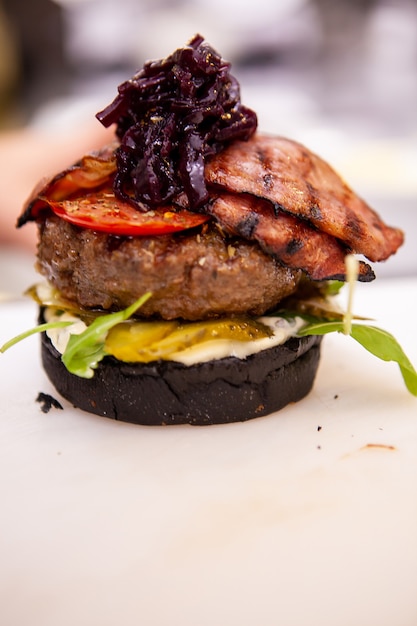 Chef führt, wie man richtige Buger macht. Leckeres Essen