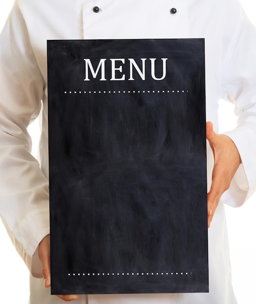 Foto chef garçom vestindo uniforme branco detém uma placa de menu em branco sobre fundo branco