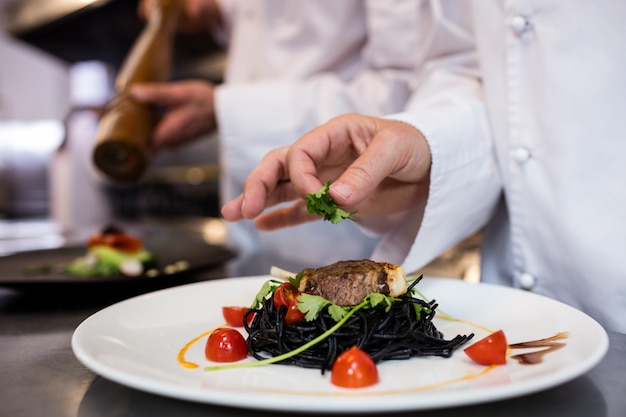 Chef guarnição refeição no balcão