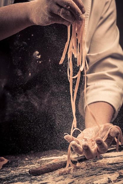 El chef hace espaguetis frescos desde cero.