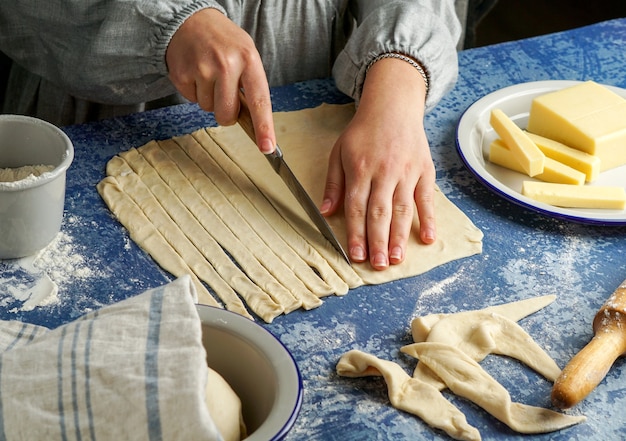 Chef haciendo dedos de queso venezolano