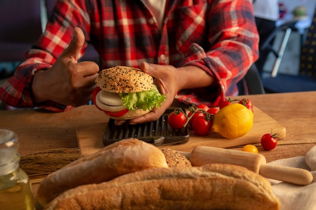 Foto chef haciendo hamburguesas caseras.