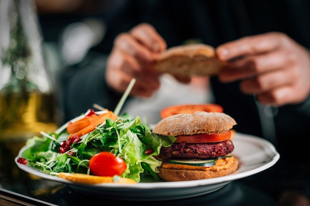 Chef haciendo hamburguesas veganas en la cocina de un restaurante