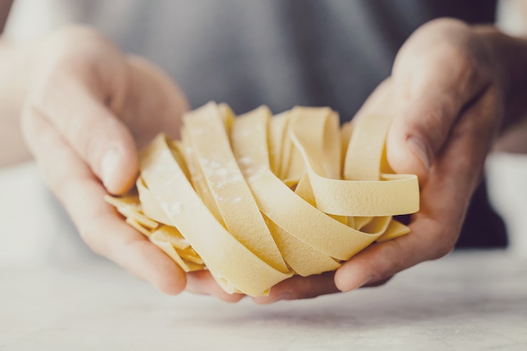 Foto chef haciendo pasta casera italiana tradicional