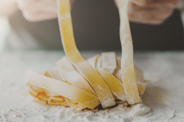Foto chef haciendo pasta casera italiana tradicional
