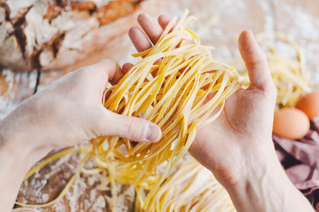 Chef haciendo pasta italiana fresca