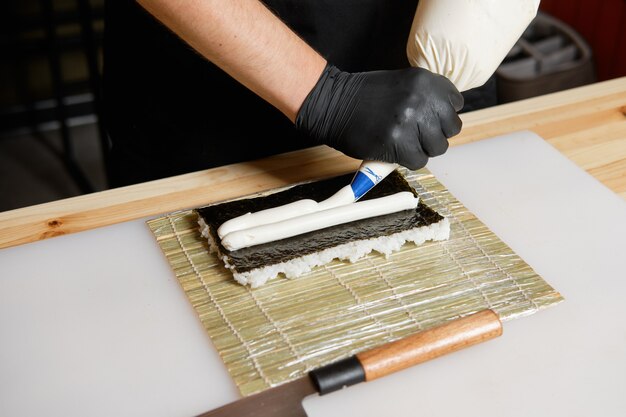 Chef haciendo rollos de salmón