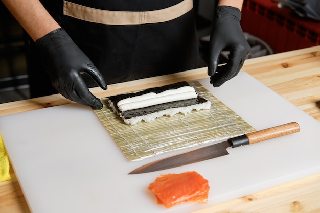 Chef haciendo rollos de salmón