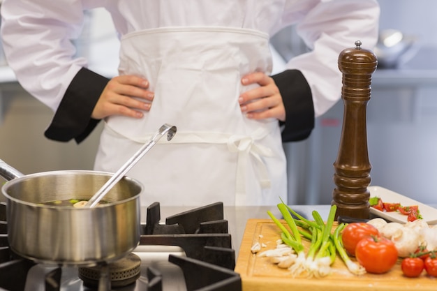 Chef haciendo sopa