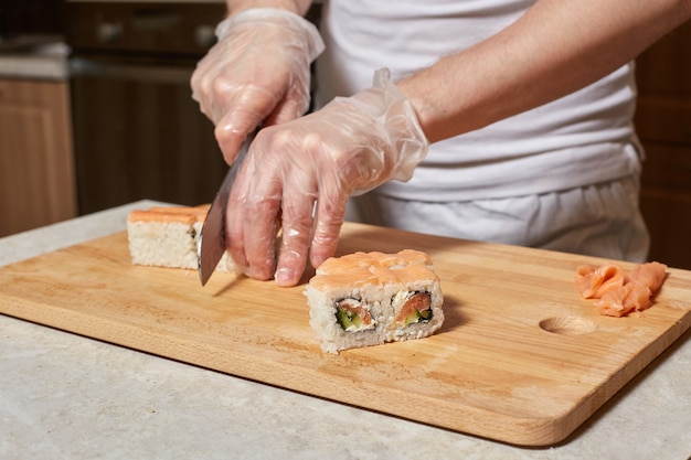 Chef haciendo sushi