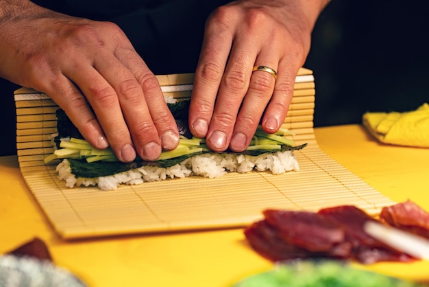 Chef haciendo sushi