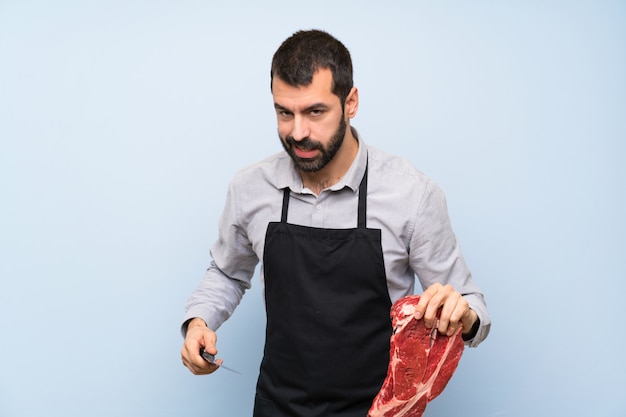 Chef hält ein rohes Fleisch