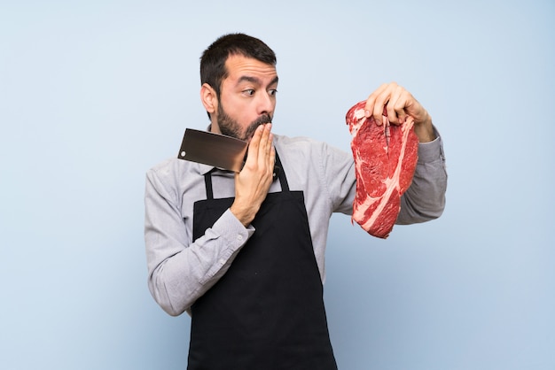 Chef hält ein rohes fleisch