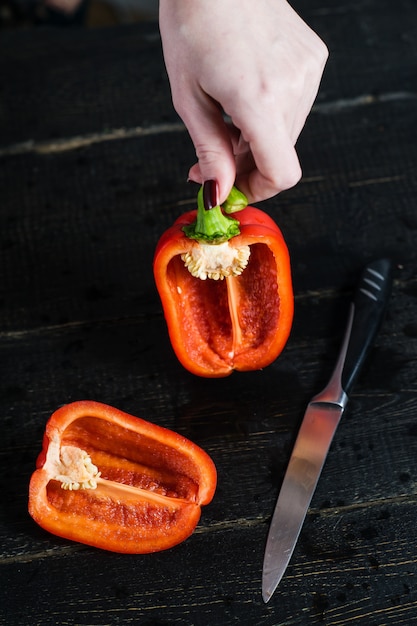 Chef Hände schneiden rote Paprika