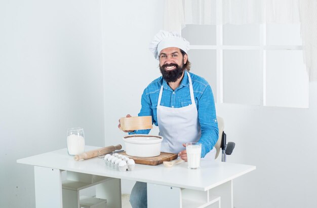 Chef hipster en sombrero preparar comida saludable marido