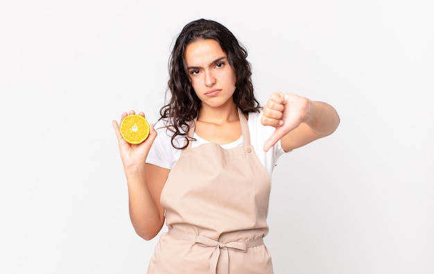 Chef hispânica preparando suco de laranja