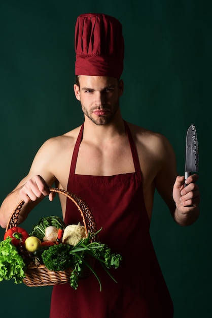 Chef hombre barbudo tiene concepto de preparación de alimentos profesional cuchillo hombre en sombrero de cocinero y delantal con