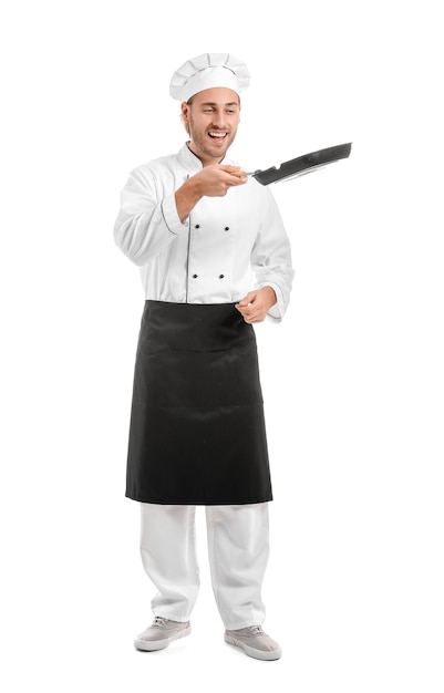 Chef hombre guapo con sartén en blanco