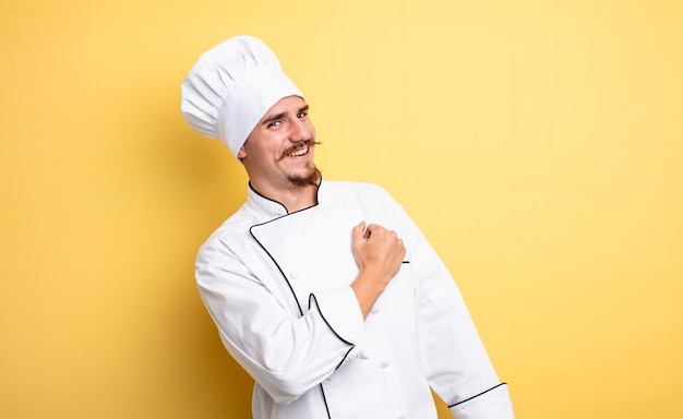 Chef hombre sintiéndose feliz y enfrentando un desafío o celebrando