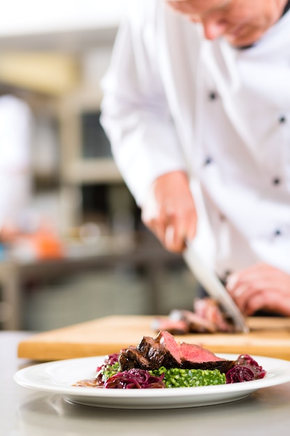 Chef in der Restaurantküche, die Lebensmittel zubereitet